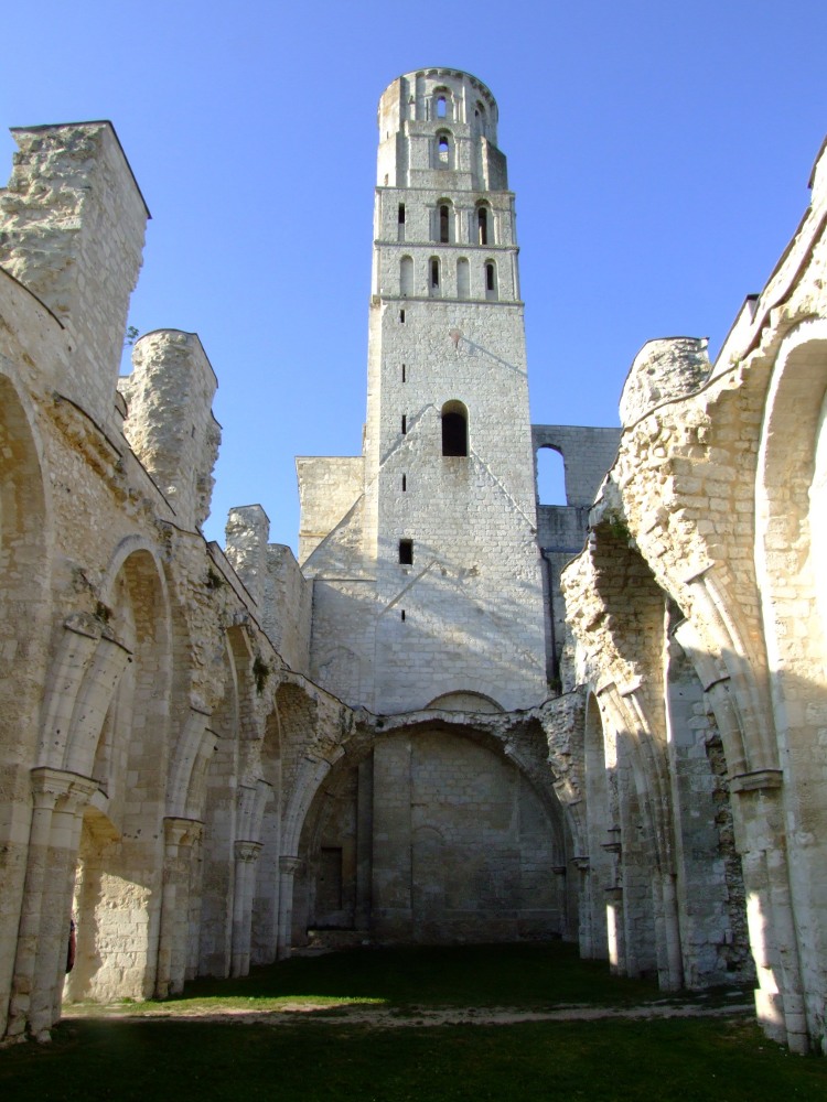 abbatiale Notre-Dame de Jumièges (76) la tour sud-ouest du bloc de façade vue depuis les ruines du cellier du XIIe siècle :